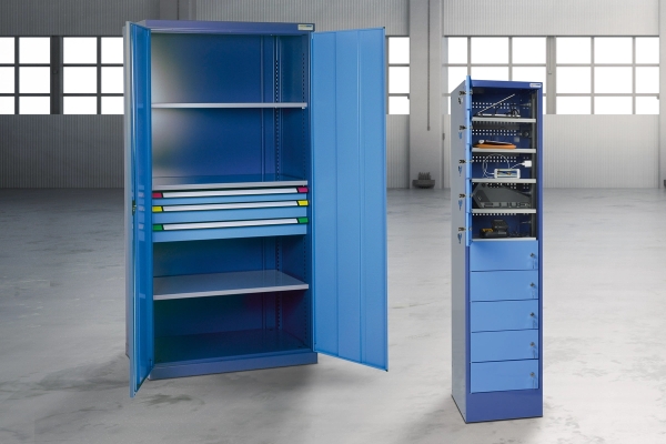 SICHERHEIT MIT LADEFUNKTION Elektroschränke von THUR METALL eignen sich perfekt zur sicheren, personenbezogenen Aufbewahrung von akkubetriebenen Geräten aller Art. Die robusten Alleskönner sind ideal für Büro und Verwaltung, Schulen, Universitäten und andere öffentliche Gebäude.
